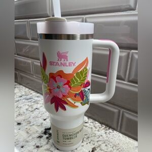 Brand New Stanley 40oz Quencher
Floral Mother’s Day Collection. White and pink